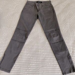 Gray skinny ankle pants w. zipper detail at ankle